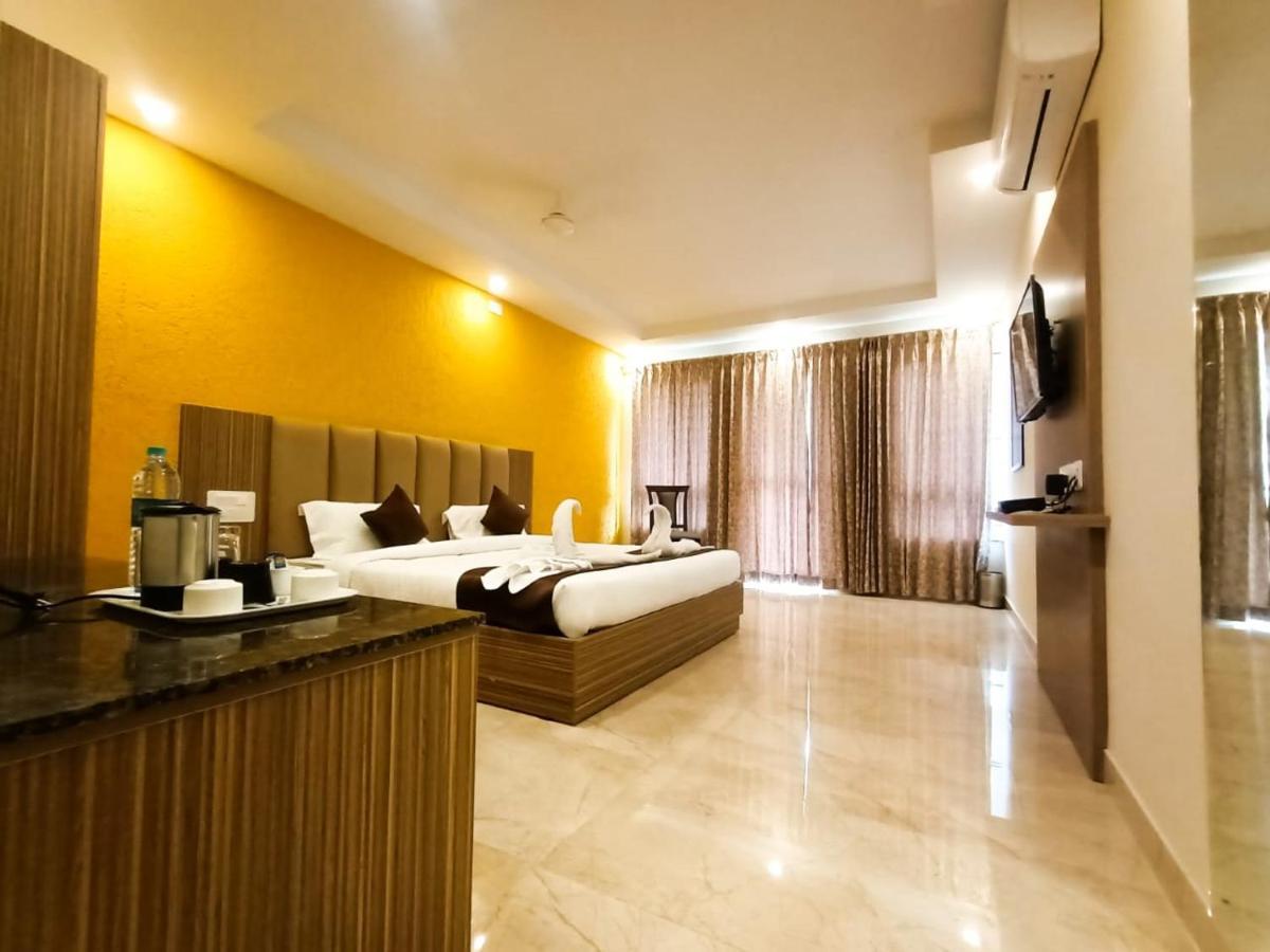 Hotel Maitri Mysore Exteriör bild