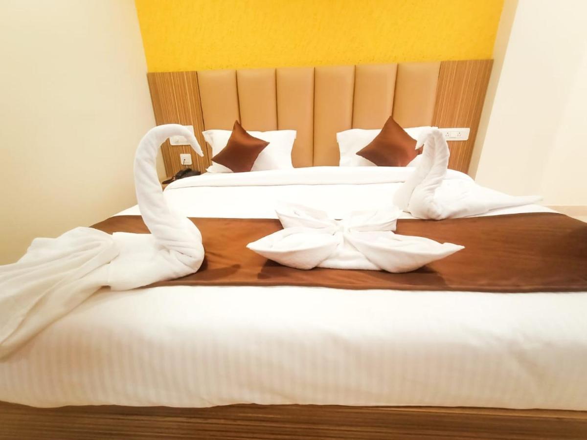 Hotel Maitri Mysore Exteriör bild