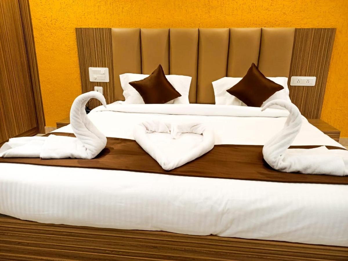 Hotel Maitri Mysore Exteriör bild