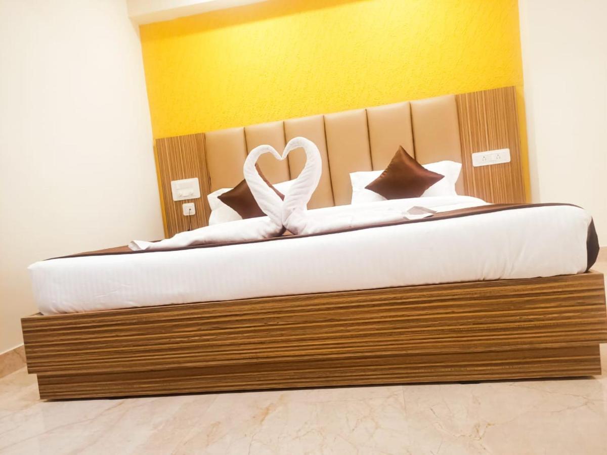 Hotel Maitri Mysore Exteriör bild